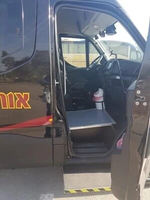 הכניסה למיניבוס